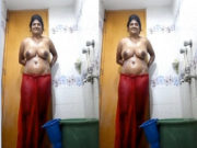 Desi Bhabhi Bathing and Shows Pussy